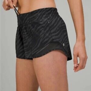 DISCONTINUED ZEBRA LULULEMON HOTTY HOT SHORTS SIZE 6
